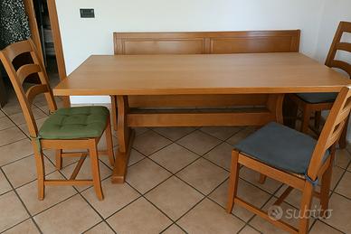 tavolo con panca e sedie 