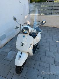 Vespa gts 300 colore bianco
