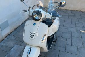 Vespa gts 300 colore bianco