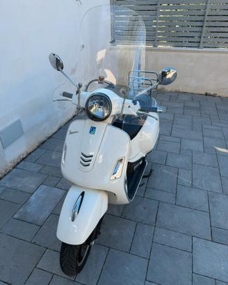 Vespa gts 300 colore bianco