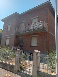Casa singola con 2 appartamenti. e capannone