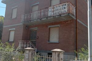 Casa singola con 2 appartamenti. e capannone
