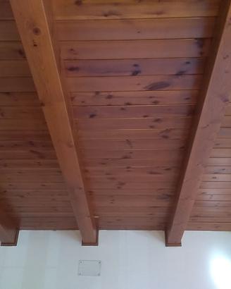 Perline e travi per controsoffitto in legno