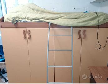 letto sospeso a soppalco con armadio per ragazzi
