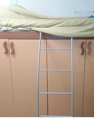 letto sospeso a soppalco con armadio per ragazzi