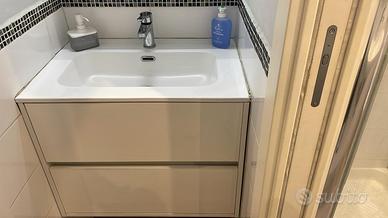 Mobile bagno con lavabo e rubinetteria