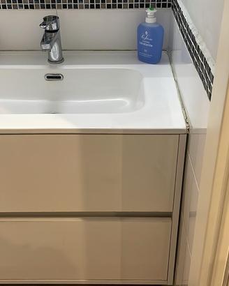 Mobile bagno con lavabo e rubinetteria