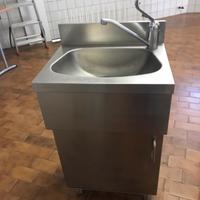 Lavandino in acciaio