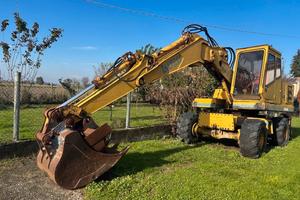 Escavatore gommato 140 Q