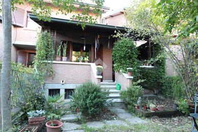 VILLA A SCHIERA A CASALGRANDE