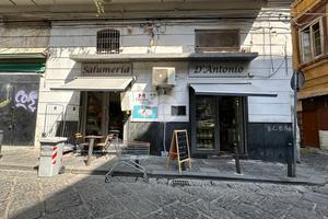 NEGOZIO A NAPOLI