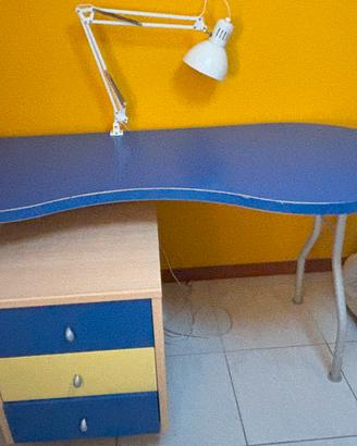 Scrivania e cassettiera blu e gialla