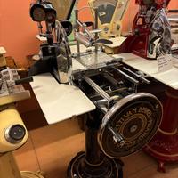 affettatrice antica con piedistallo