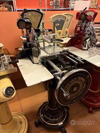 affettatrice antica con piedistallo