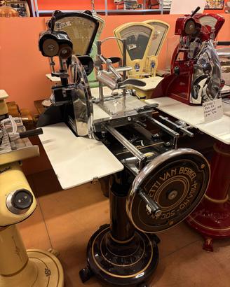 affettatrice antica con piedistallo