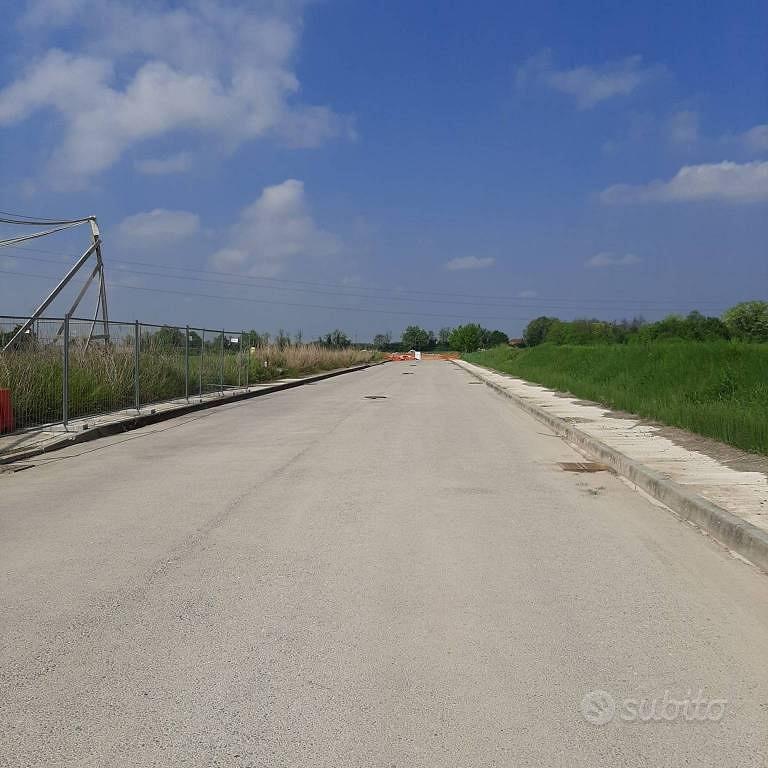 Terreno di 38200 m² a Roverbella - Vista 2