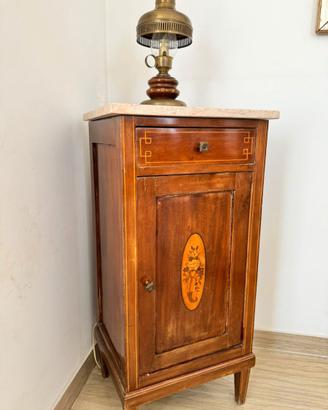 Mobiletto antico a un’anta