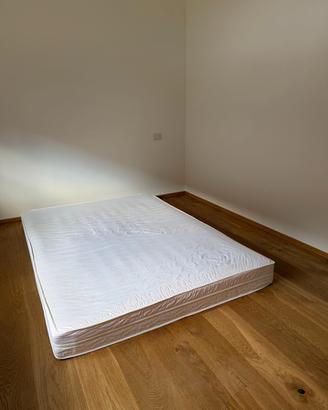 Materasso matrimoniale bianco