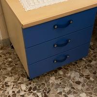Comodino  con casetti blu