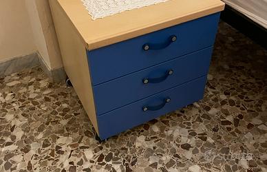 Comodino  con casetti blu