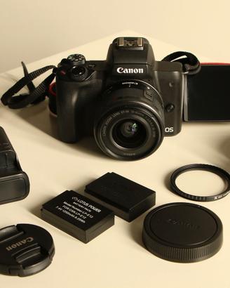 Canon eos m50 con obiettivo 15-45 e accessori