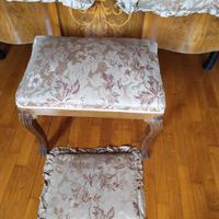 sgabello pouff in legno e tre cuscini
