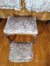 sgabello pouff in legno e tre cuscini