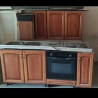 cucina in legno con pensili 