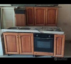 cucina in legno con pensili 