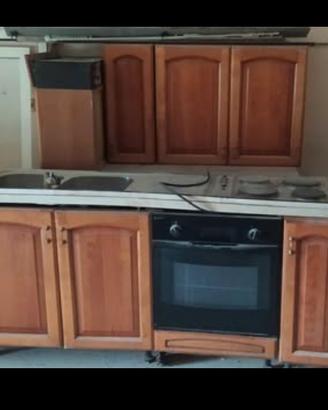 cucina in legno con pensili 
