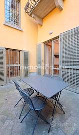 Tavolo in ferro con 4 sedie