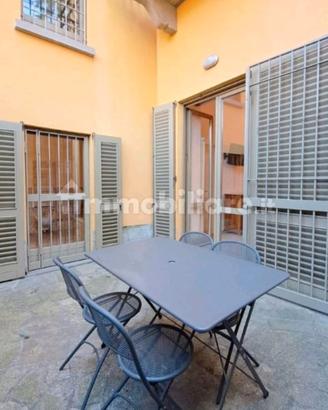 Tavolo in ferro con 4 sedie