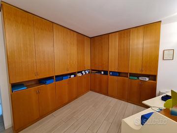 librerie in legno con sportelli