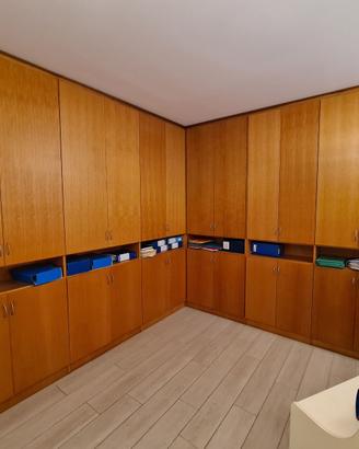 librerie in legno con sportelli