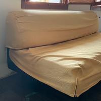 Divano colore giallo