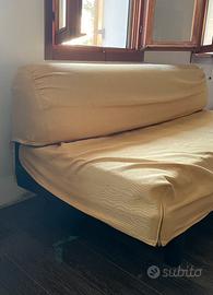 Divano colore giallo