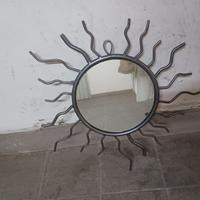 Specchio in ferro battuto a forma di sole