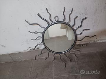 Specchio in ferro battuto a forma di sole