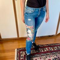 Jeans Zara con ricamo