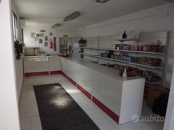 LOCALE COMMERCIALE CON AMPIO PARCHEGGIO