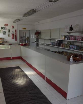 LOCALE COMMERCIALE CON AMPIO PARCHEGGIO