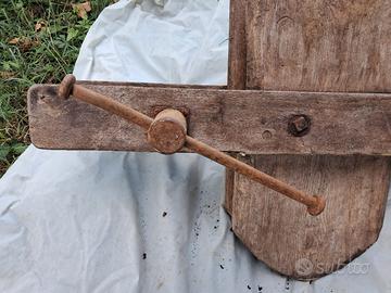 pressa - morsa vecchia per ciccioli in legno