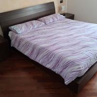 Letto matrimoniale con comodini