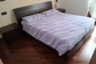 Letto matrimoniale con comodini