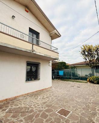 Villa di 119 m² con più di 5 locali e box auto dop