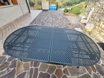 Tavolo in ferro radiato con 6 sedie