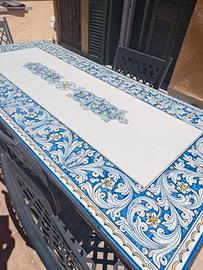 Tavolo in pietra lavica dell'Etna decorato a mano