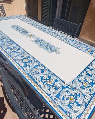 Tavolo in pietra lavica dell'Etna decorato a mano