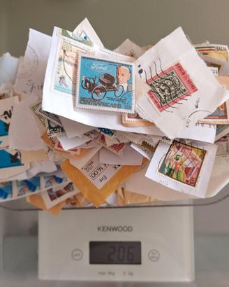 200 grammi di francobolli usati per l'80% italiani