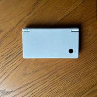 Nintendo DSi con giochi e caricabatterie